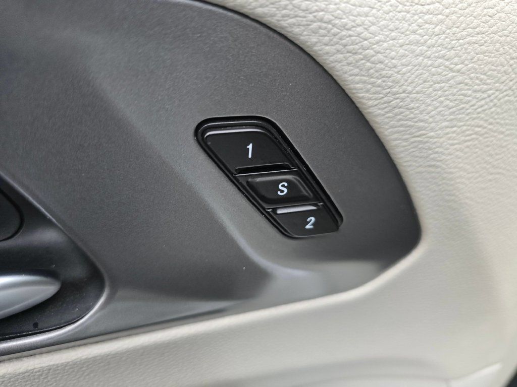 Used 2023 Chrysler Pacifica Touring-L FWD image 21