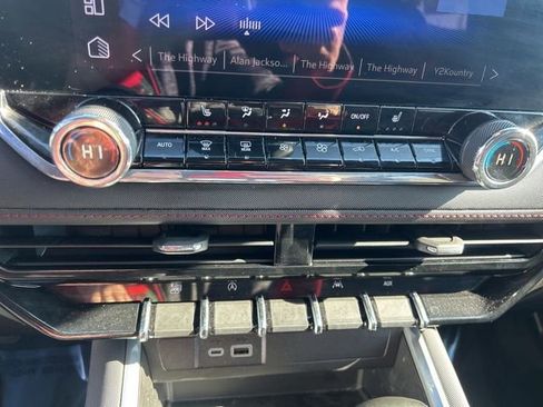 Used 2024 Chevrolet Colorado Z71 w/ Z71 Convenience Package 2 image 25