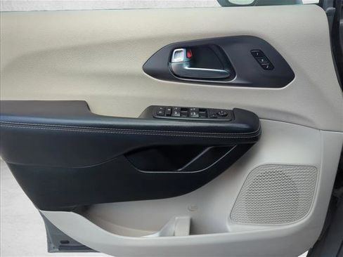 Used 2023 Chrysler Pacifica Touring-L FWD image 26