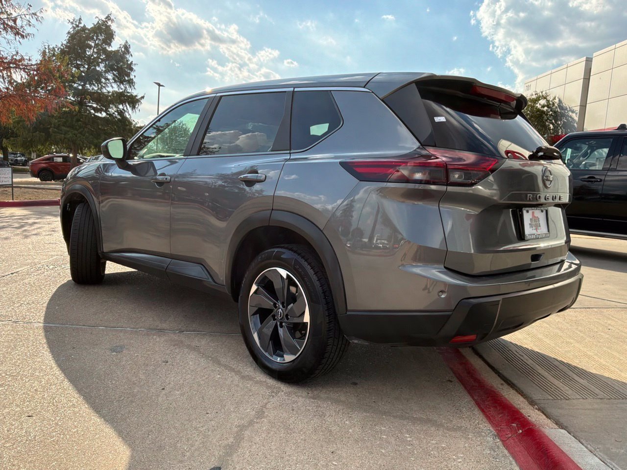 Used 2025 Nissan Rogue SV FWD image 8