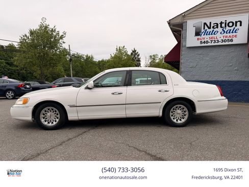 Used 1999 Lincoln Town Car Signature RWD image 3