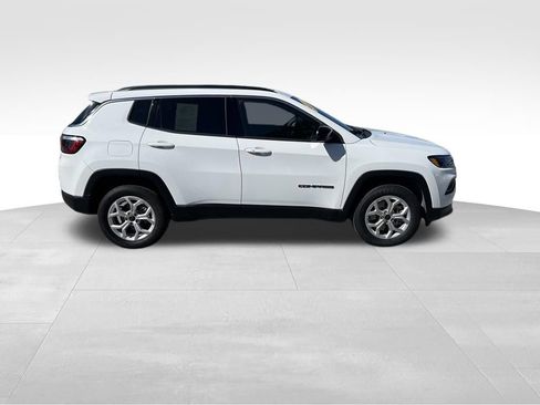 Used 2025 Jeep Compass Latitude w/ Sun & Sound Group AWD/4WD image 8