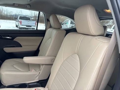Used 2024 Toyota Highlander XLE image 23