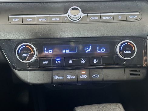 Used 2024 Hyundai Elantra SEL FWD image 24