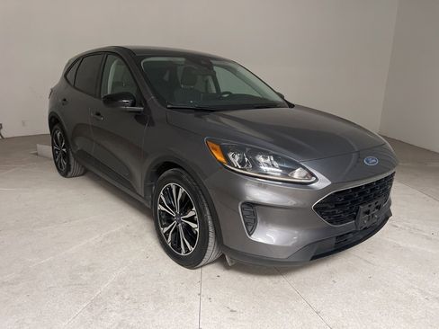 Used 2021 Ford Escape SE w/ SE Sport Appearance Package image 4