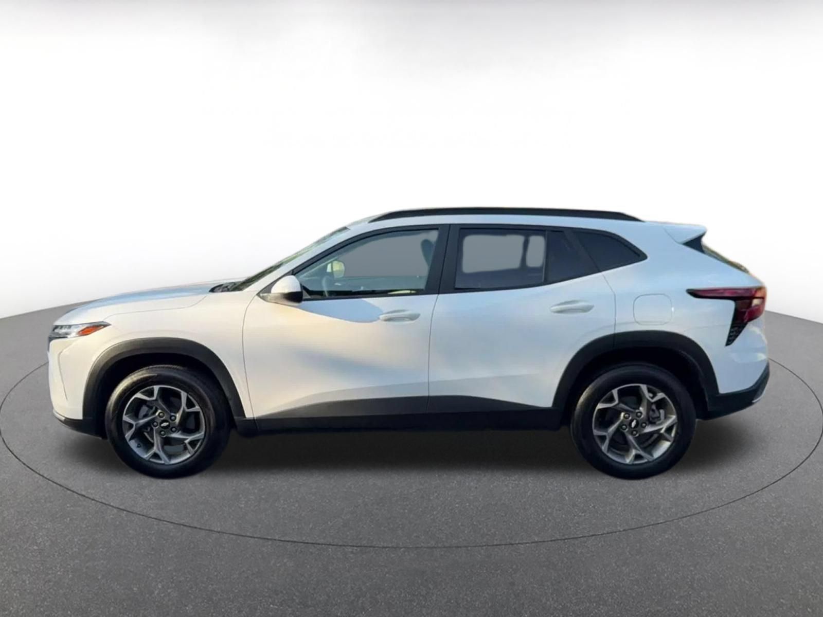 Used 2025 Chevrolet Trax LT FWD image 8