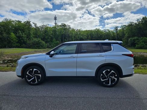 Used 2024 Mitsubishi Outlander SE image 2
