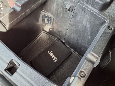 Used 2019 Jeep Wrangler Unlimited Sahara image 13