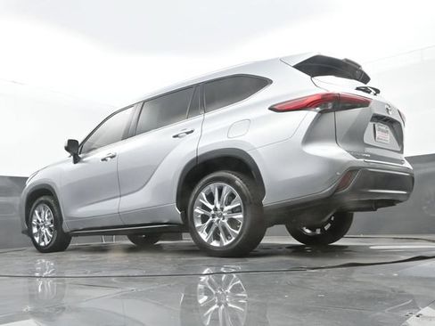 Used 2021 Toyota Highlander Limited FWD image 24