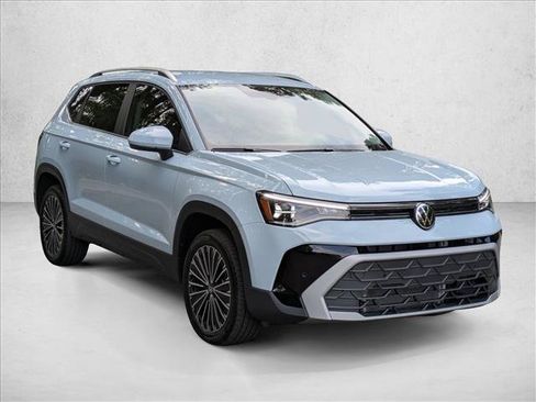 Used 2025 Volkswagen Taos SE FWD image 9
