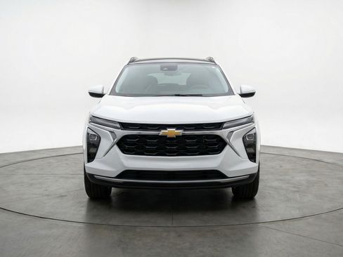 Used 2025 Chevrolet Trax LT FWD image 2