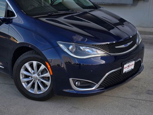 Used 2019 Chrysler Pacifica Touring-L FWD image 48