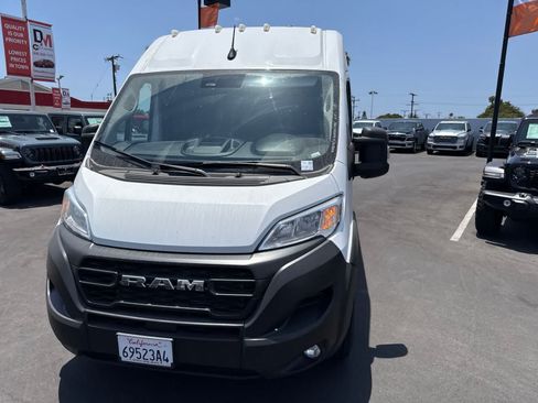 Used 2025 RAM ProMaster 2500 w/ Convenience Group FWD image 3