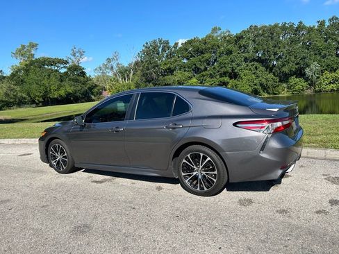 Used 2018 Toyota Camry SE w/ Convenience Package FWD image 4