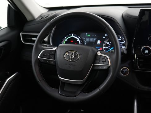 Used 2025 Toyota Highlander XLE AWD/4WD image 14