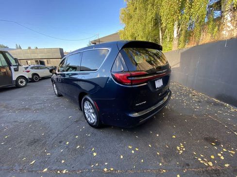 Used 2024 Chrysler Pacifica Touring-L FWD image 4