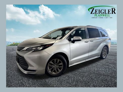 Used 2024 Toyota Sienna XLE FWD image 1