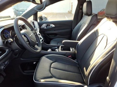 New 2026 Chrysler Pacifica Limited w/ S Appearance Package image 13