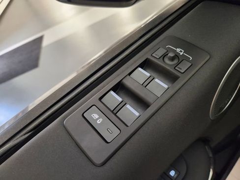 Used 2025 Land Rover Discovery S image 21