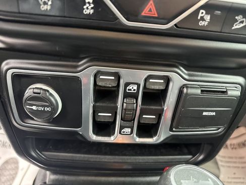 Used 2020 Jeep Wrangler Unlimited Sahara image 20