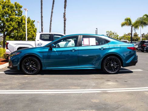 Used 2025 Toyota Camry SE image 8