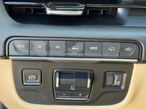 Used 2023 Cadillac Escalade Premium Luxury w/ Performance Package image 17