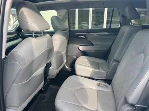 Used 2022 Toyota Highlander Platinum image 11