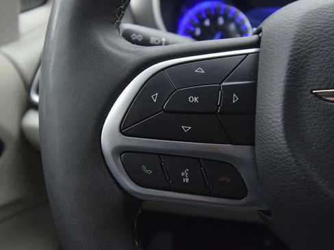 Used 2024 Chrysler Pacifica Touring-L image 34