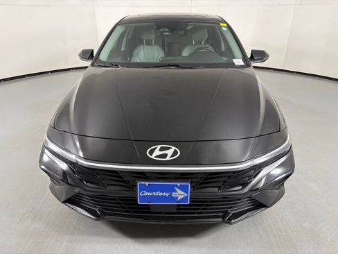 Used 2025 Hyundai Elantra Limited FWD image 3