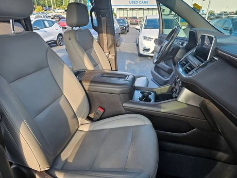 Used 2022 Chevrolet Suburban LT w/ Luxury Package AWD/4WD image 15