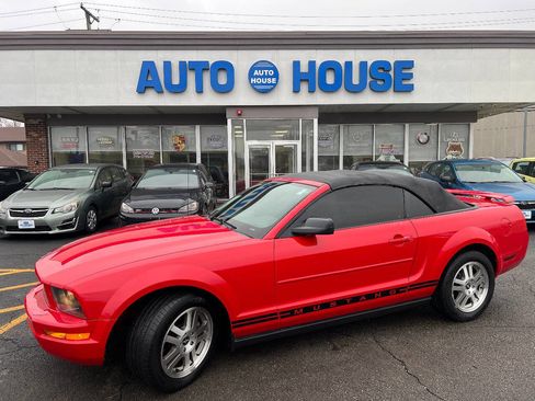 Used 2006 Ford Mustang Convertible image 2