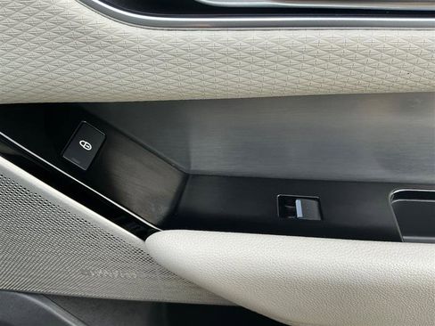 Used 2018 Land Rover Range Rover Velar R-Dynamic SE image 36