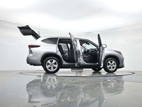 Used 2024 Toyota Highlander LE FWD image 52
