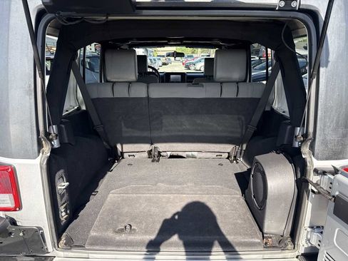 Used 2010 Jeep Wrangler Unlimited Sahara AWD/4WD image 17