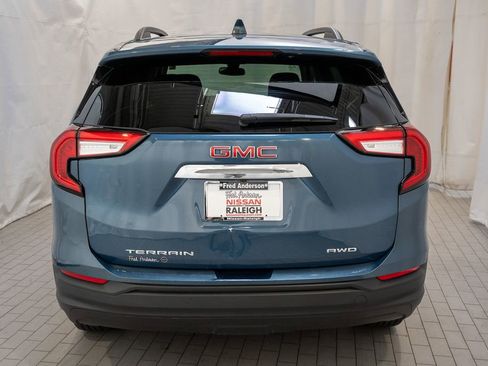 Used 2024 GMC Terrain SLE w/ Driver Convenience Package image 4