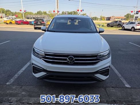 Used 2024 Volkswagen Tiguan SE FWD image 2
