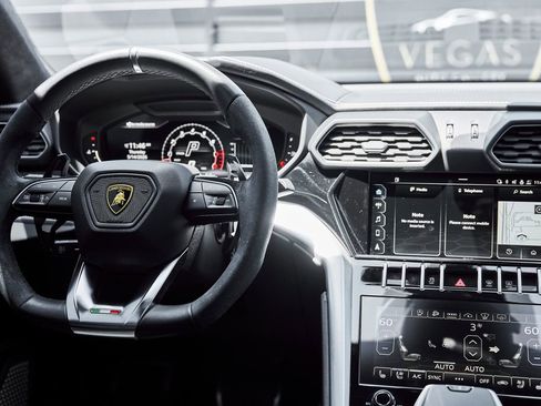 Used 2022 Lamborghini Urus AWD/4WD image 52