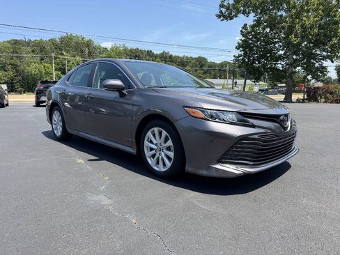 Used 2020 Toyota Camry LE w/ Convenience Package FWD image 4