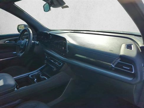 Used 2024 Chevrolet Traverse LT FWD image 24