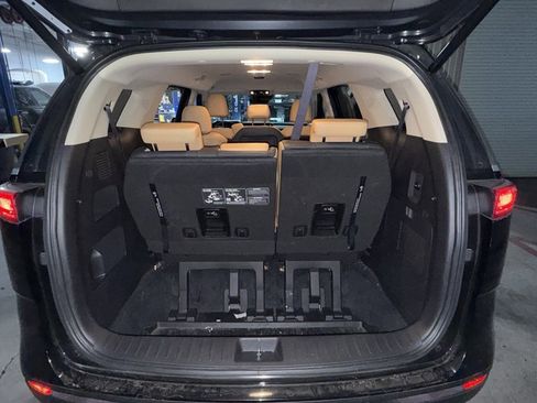 Used 2024 Kia Carnival EX image 11