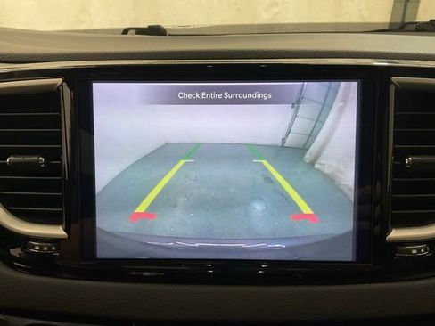 Used 2023 Chrysler Pacifica Touring-L FWD image 19