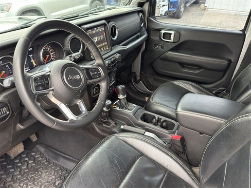 Used 2018 Jeep Wrangler Unlimited Sahara image 12
