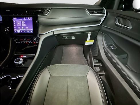 New 2025 Jeep Grand Cherokee L Altitude image 26