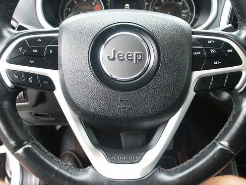 Used 2018 Jeep Cherokee Latitude Plus AWD/4WD image 9