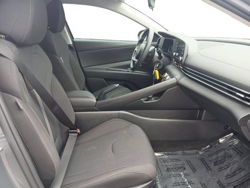Used 2025 Hyundai Elantra SE FWD image 15