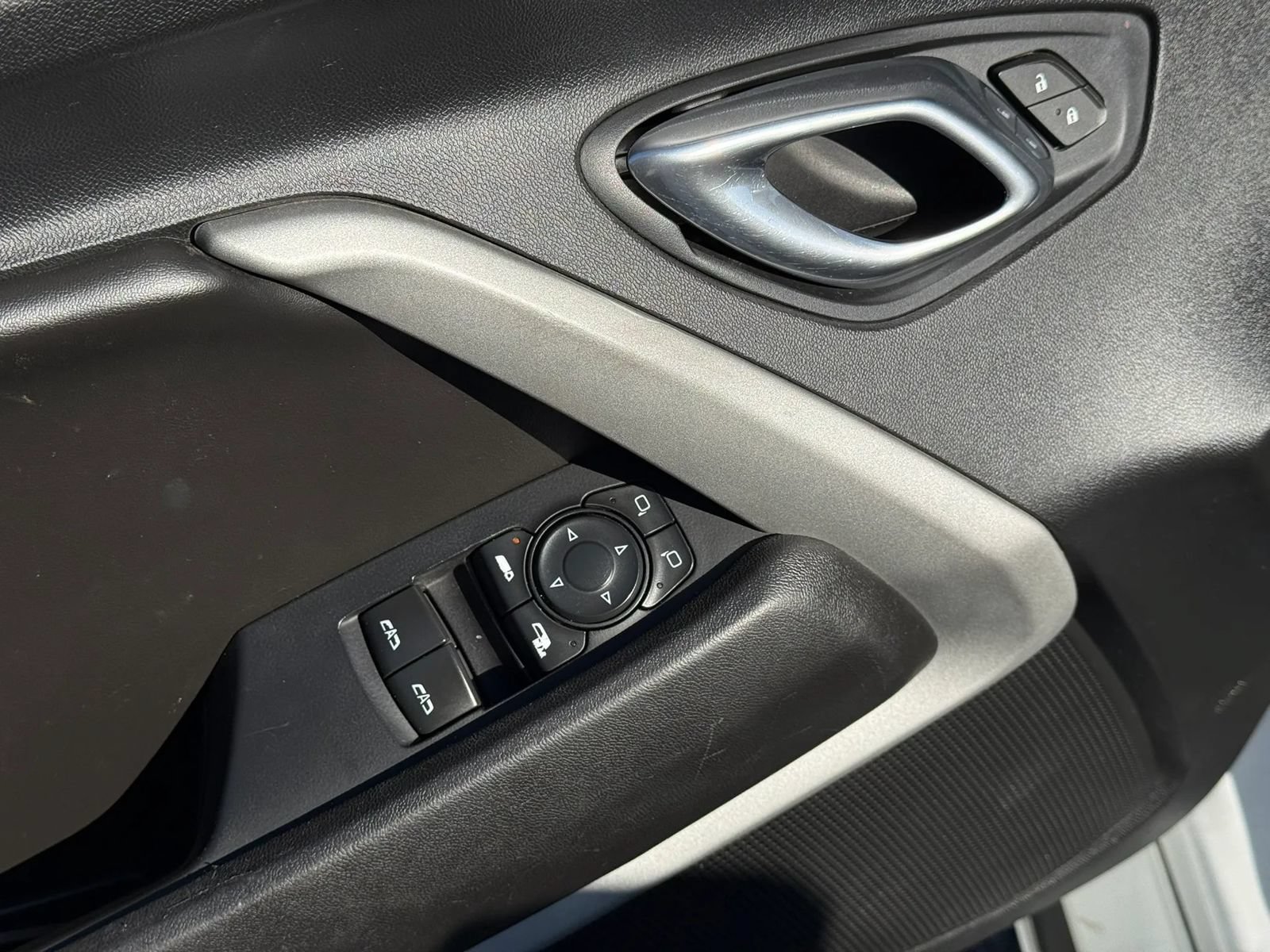 Used 2018 Chevrolet Camaro LT RWD image 17