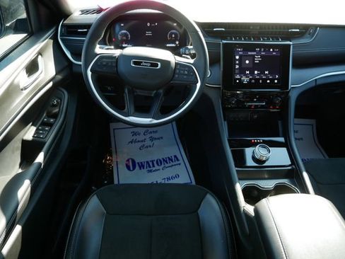 Used 2025 Jeep Grand Cherokee Altitude image 9