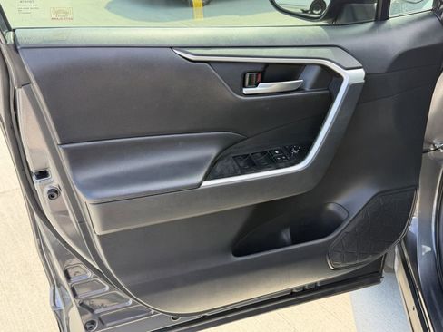 Used 2021 Toyota RAV4 XLE w/ Convenience Package FWD image 10