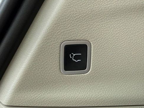 Used 2024 Chrysler Pacifica Limited w/ Uconnect Theater Family Group FWD image 8