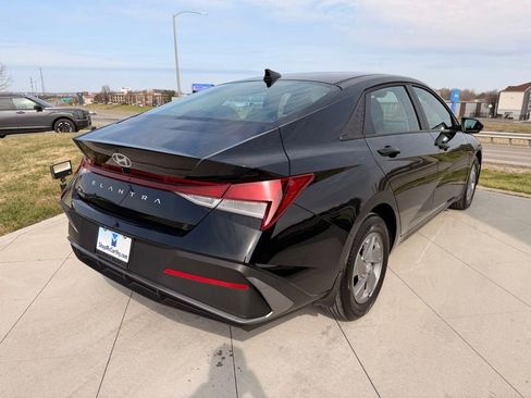 Used 2025 Hyundai Elantra SE FWD image 5